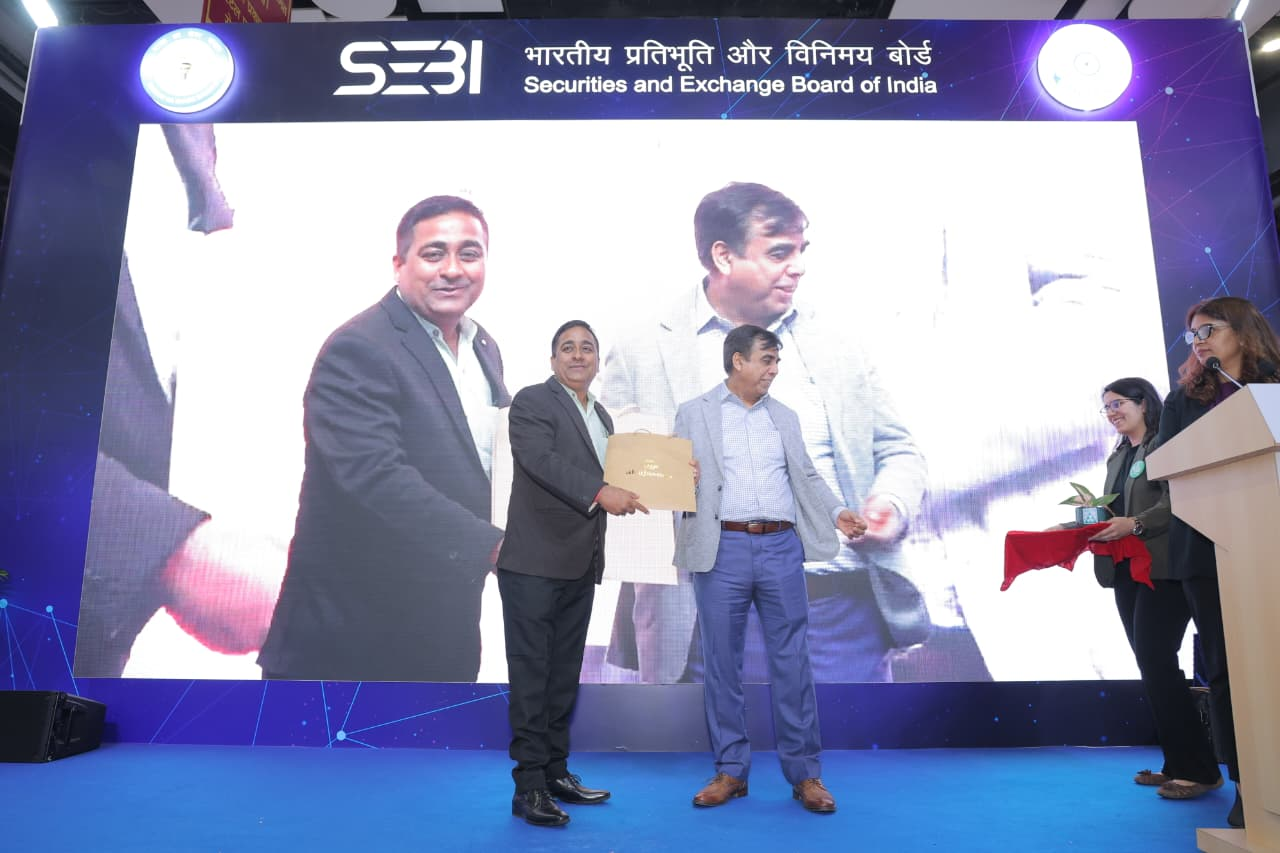 Dr. Manish Tandon receiving BSE Champion Award